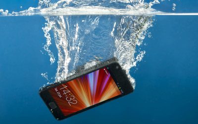 Как попытаться спасти упавший в воду телефон