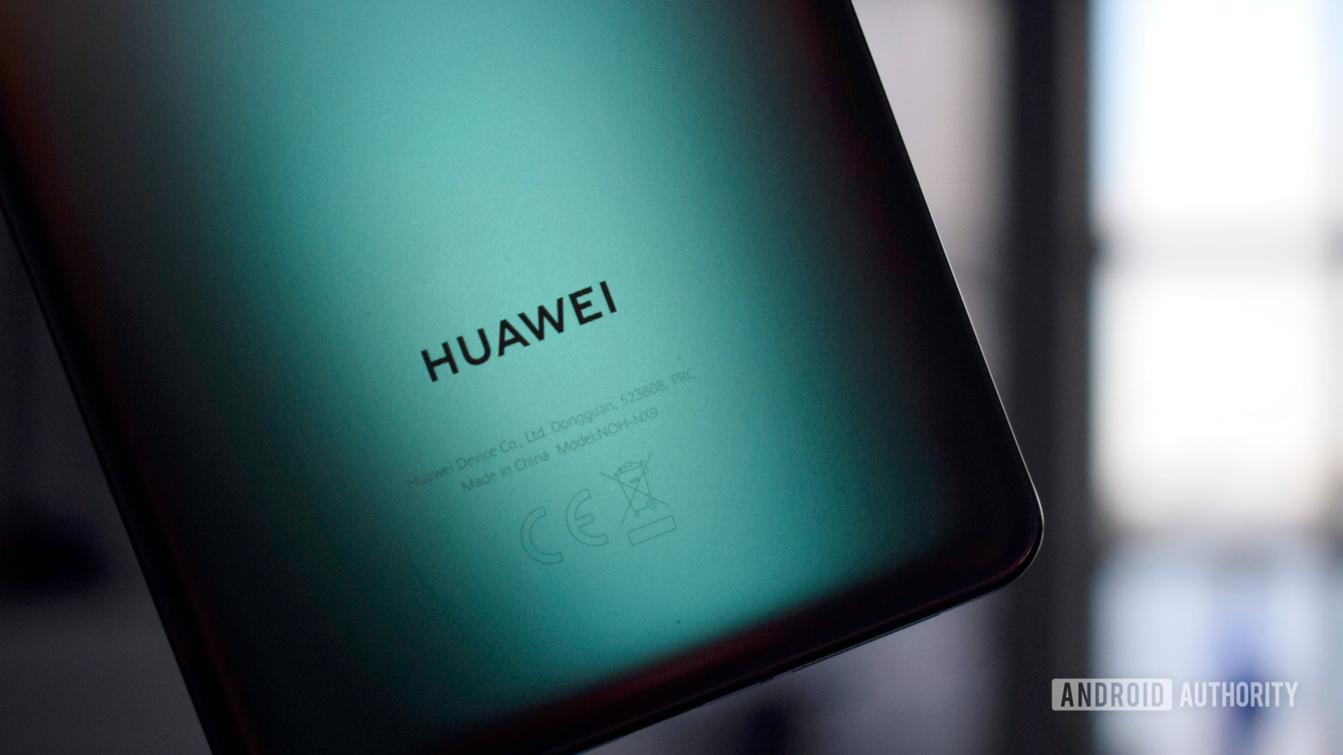 Huawei вдвое сокращают поставки смартфонов в этом году
